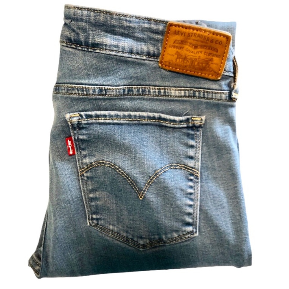 LEVI’S JEANS
Women’s Size 28 long (32”)